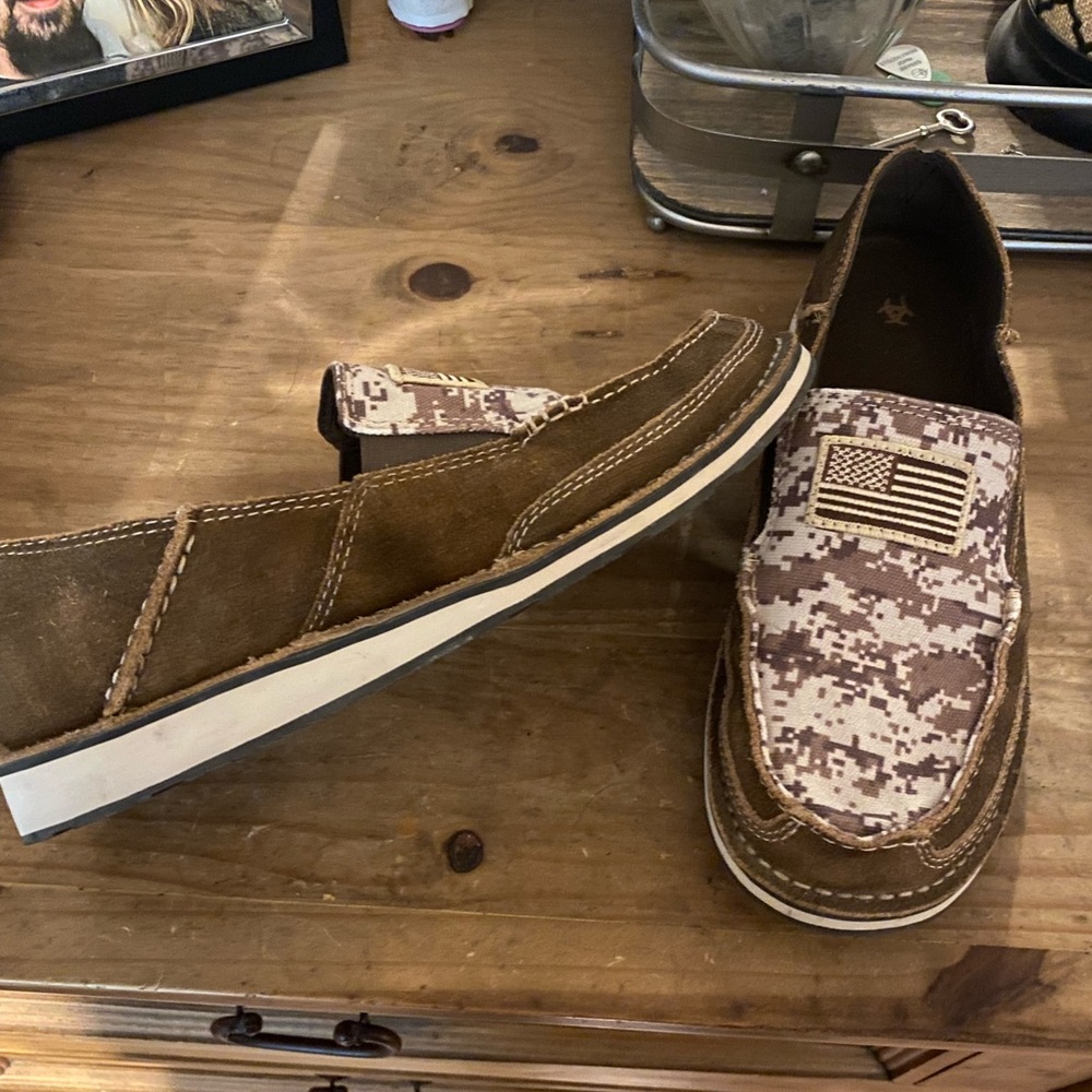 Mens ariat shoes.